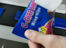 全自動包裝機包裝酒精作業(yè)現(xiàn)場